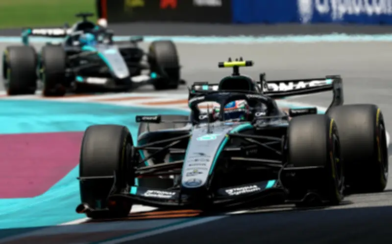 Antonelli logra tercera pole en Miami; Checo Pérez sufre