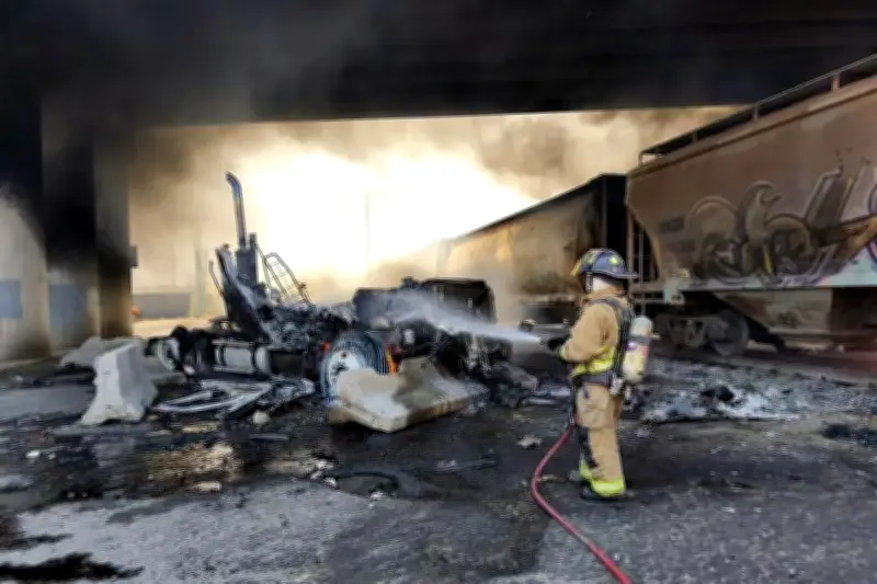 Arde pipa de gasolina tras choque con tren en Querétaro