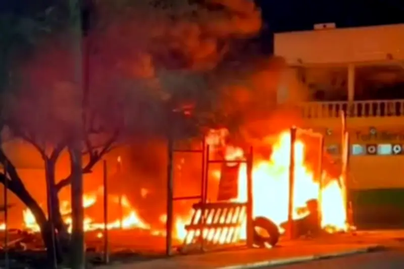 Arde vulcanizadora en la colonia Industrial; bomberos controlan incendio