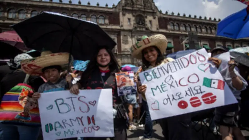 ARMY de BTS invade el Zócalo de la CDMX en visita a Palacio Nacional