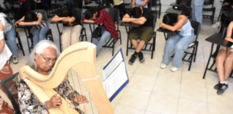 Arterapia reduce estrés en alumnos de la UANL con arpa y meditación