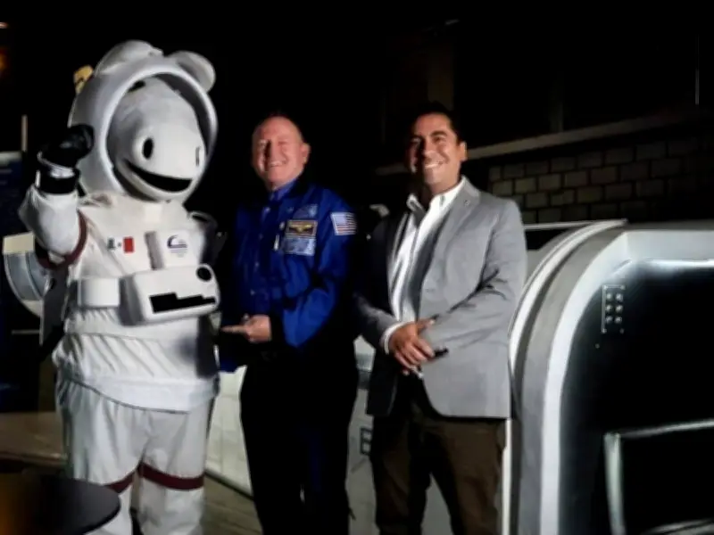 Astronauta de la NASA Barry Wilmore inspira a estudiantes del IPN