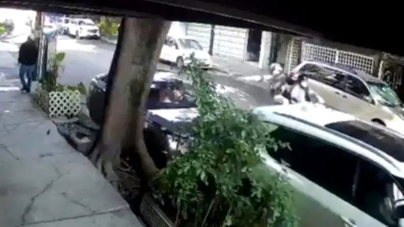 Atacan a balazos a automovilista en la colonia Nápoles