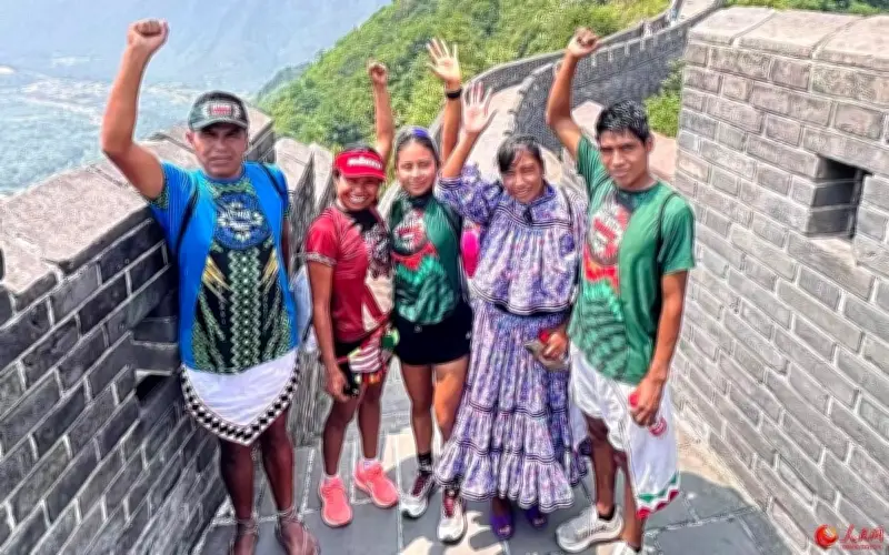 Atletas indígenas mexicanos triunfan en Maratón de la Gran Muralla China