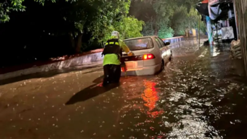 Auto atrapado en inundación: qué hacer y cómo actuar