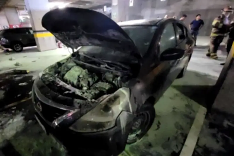Auto en llamas en estacionamiento de Torreón moviliza a bomberos