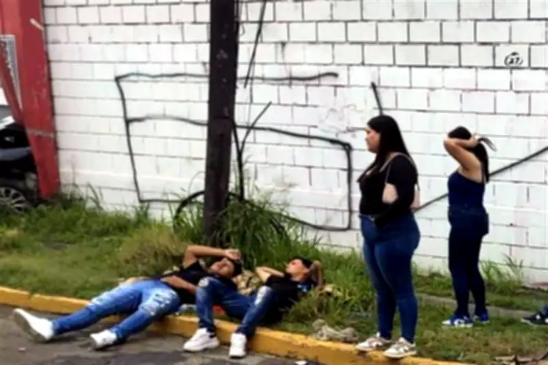 Auto se estrella contra bodega en Nuevo León: 4 heridos