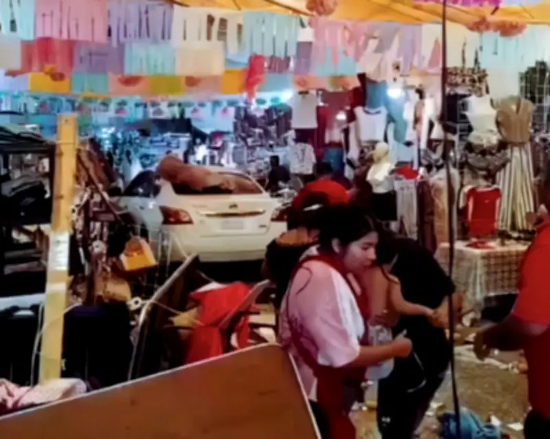 Automovilista arrolla comerciantes en el zócalo de Chilpancingo: 2 heridos