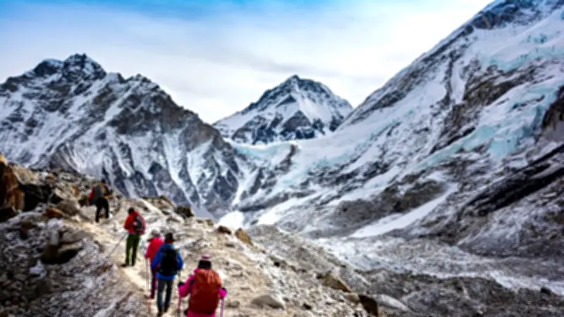 Avalancha en el Monte Everest: montañistas huyen al ser sorprendidos por la nieve