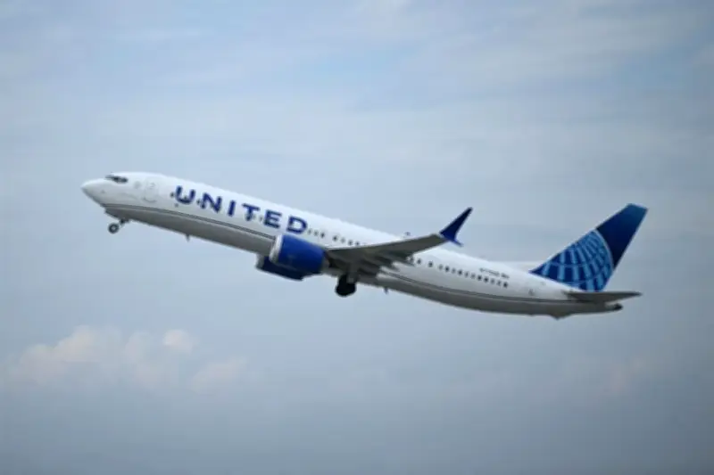 Avión choca contra camión y poste de luz en EU
