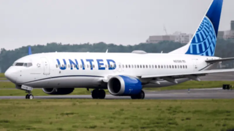 Avión de United Airlines choca con poste y camión en Nueva Jersey