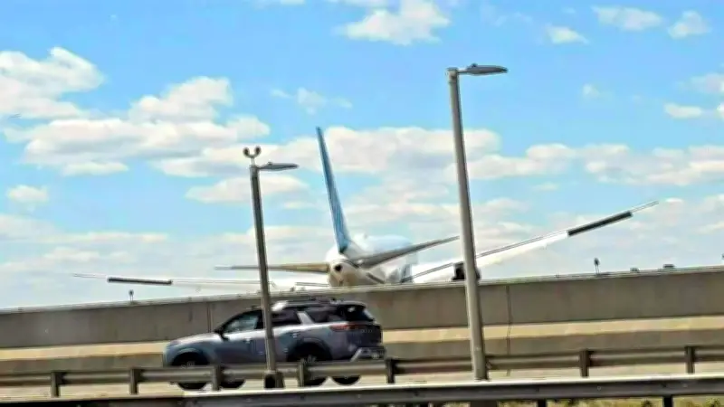 Avión de United Airlines golpea un camión en aeropuerto de EU