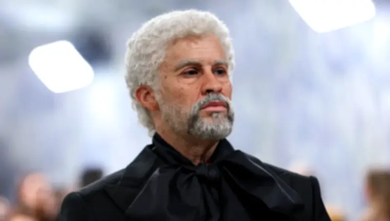 Bad Bunny 'envejece' en la MET Gala 2026 con look de adulto mayor