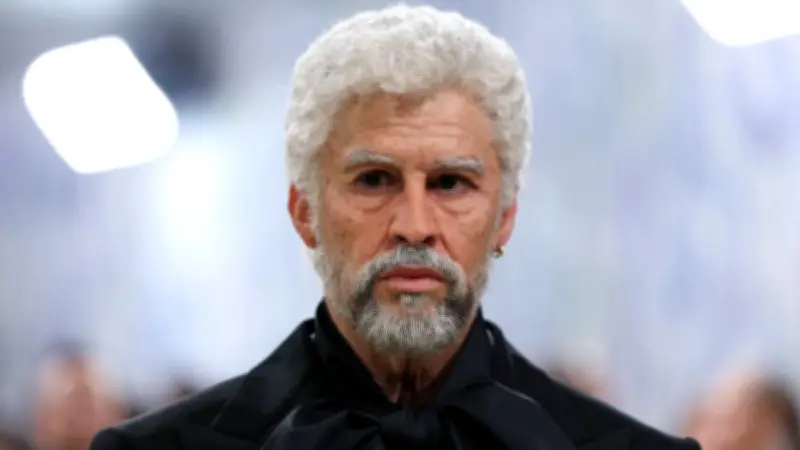 Bad Bunny impacta en Met Gala 2026 con look de hombre mayor