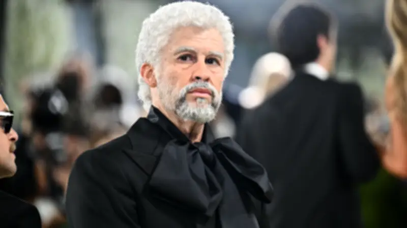 Bad Bunny impacta en Met Gala 2026 con look envejecido y canoso