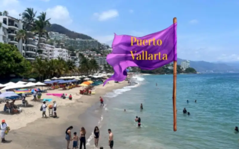 Bandera morada en Playa Flamingos de Puerto Vallarta por medusas