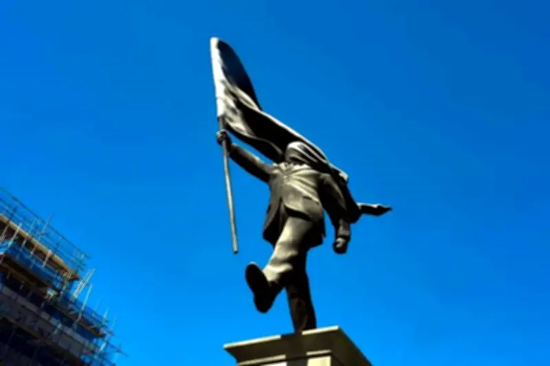 Banksy reaparece con nueva escultura en Londres