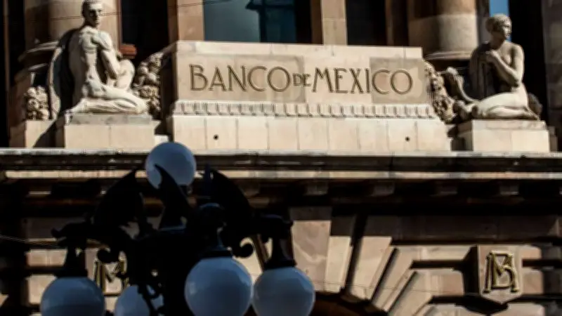Banxico alerta por desaceleración económica más fuerte de lo previsto