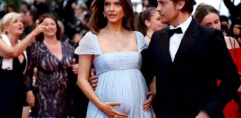 Barbara Palvin y Dylan Sprouse anuncian embarazo en Cannes