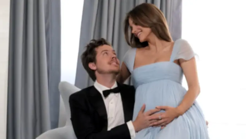 Barbara Palvin y Dylan Sprouse anuncian su primer embarazo en Cannes