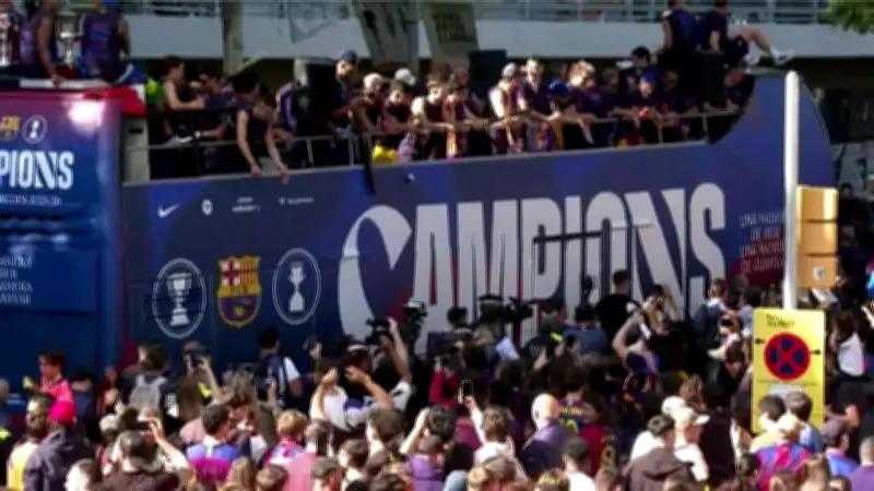 Barcelona realiza desfile tras coronarse campeón de Liga