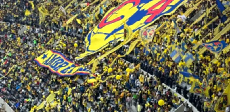 Barras del América se unen y ofrecen espectacular recibimiento en el Estadio Banorte