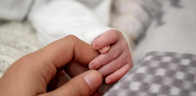 Bebé de un mes muere al caer de brazos de su padre adolescente en Apodaca