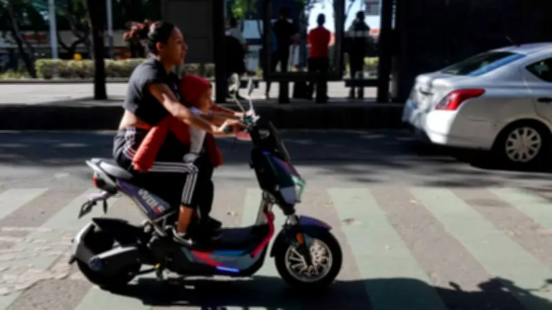 Bicis y scooters eléctricos deberán emplacarse en CDMX desde julio 2026