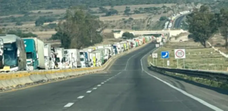 Bloqueo en Querétaro-San Luis por agua supera 24 horas