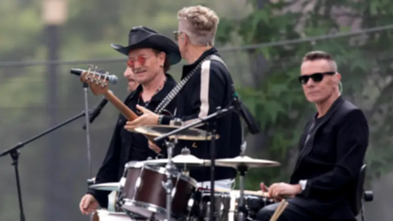 Bono de U2 sorprende bailando salsa en club de la Roma, CDMX