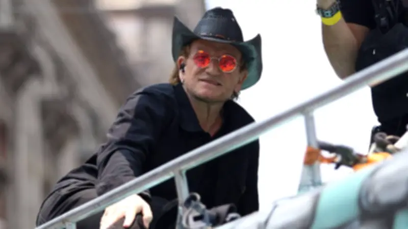 Bono sorprende bailando salsa en antro de la Roma, CDMX