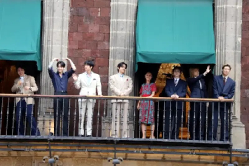 BTS saluda a fans desde balcón de Palacio en México