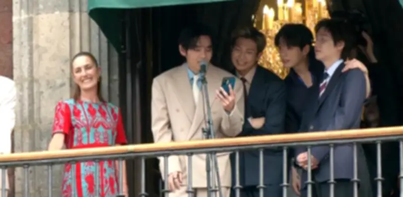 BTS sorprende a fans desde el balcón de Palacio Nacional en CDMX