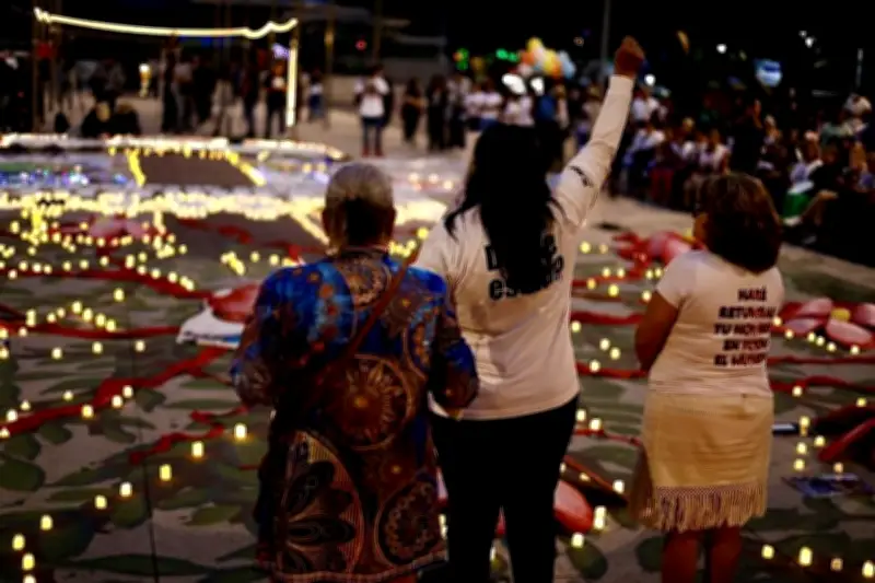 Buscadoras realizan velada en Monumento a la Madre en CdMx