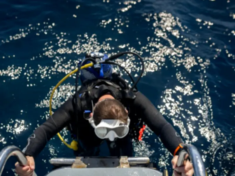 Buzo muere en Maldivas al rescatar a turistas italianos en cueva submarina