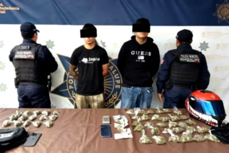 Caen dos jóvenes ladrones de motos con droga en CDMX