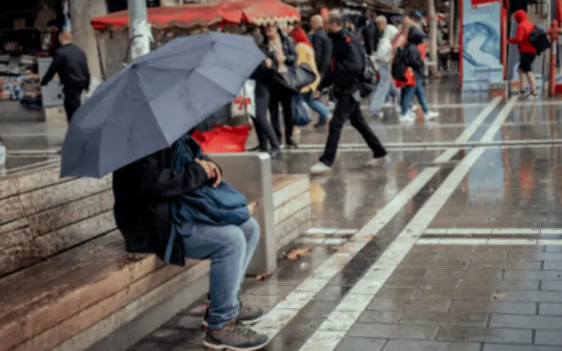 Caminar bajo la lluvia: beneficios y precauciones para tu salud