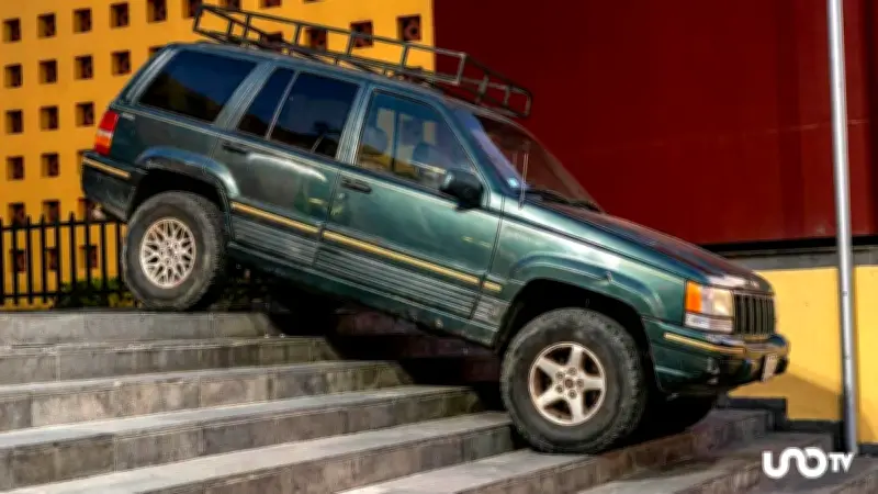 Camioneta cae en escalinata de centro de convenciones en Puebla; conductor pagará daños