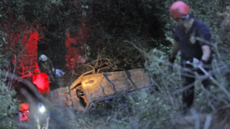 Camioneta con peregrinos se desbarranca en Hidalgo: 2 muertos y 18 heridos