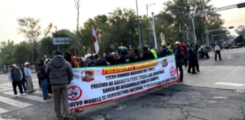 Campesinos y transportistas bloquean CDMX; amagan con cierres en Mundial