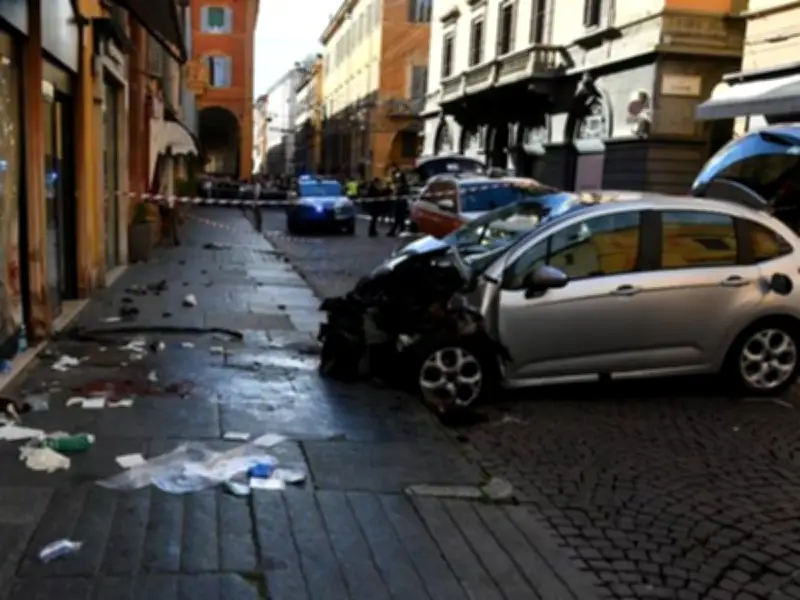 Caos en Módena: auto arrolla peatones y deja 8 heridos