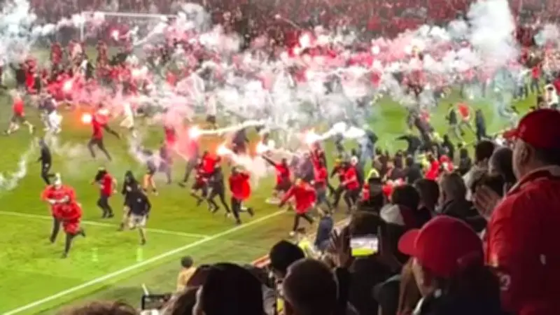 Caos y violencia en el clásico de Praga: Slavia vs Sparta suspendido
