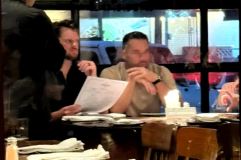 Captan a Sam Darnold cenando en El Gallo
