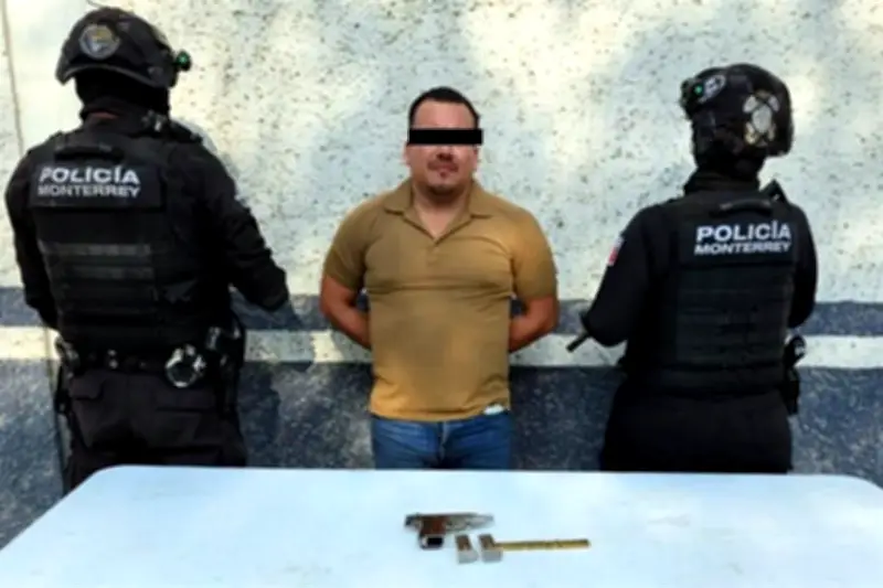 Capturan a hombre armado en el centro de Monterrey