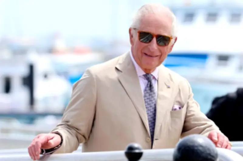 Carlos III recibe honores en su visita a Bermudas