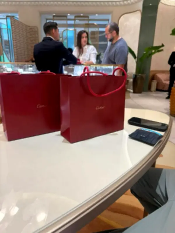 Carolyn Adams niega compras millonarias en Loro Piana; acusa difamación