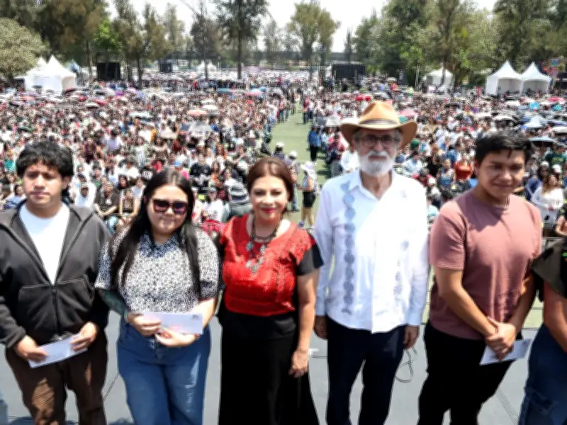 CDMX inicia entrega de becas de transporte para universitarios