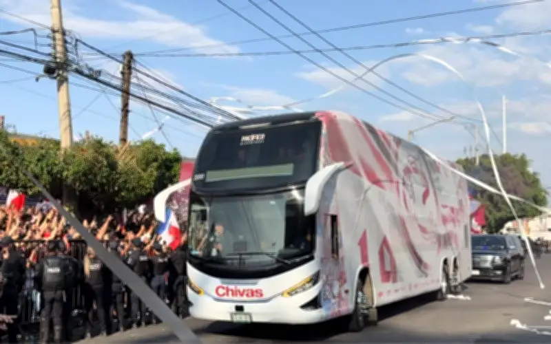 Chivas recibe apoyo masivo de afición en Estadio Jalisco