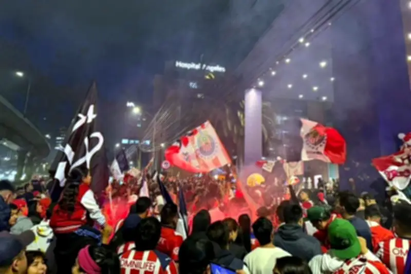 Chivas vibra con serenata rojiblanca en CDMX