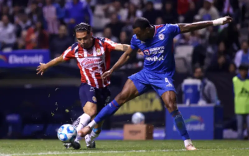 Chivas y Cruz Azul reviven rivalidad con cuentas pendientes en semifinales